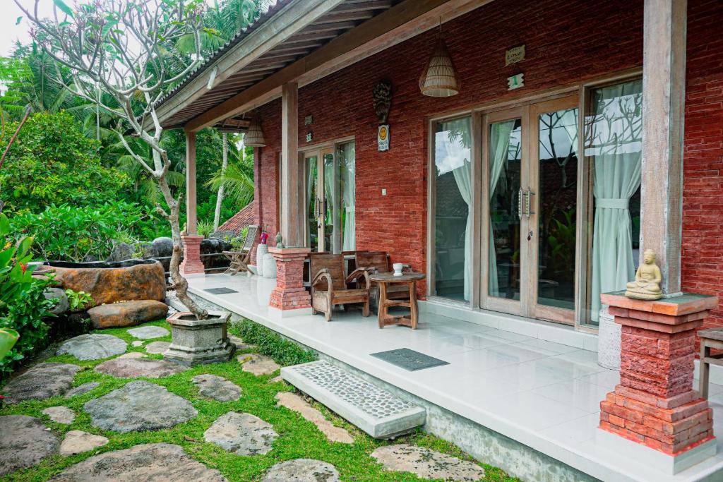 Casa de ladrillo con porche y patio en Kresna Asih House, en Tampaksiring