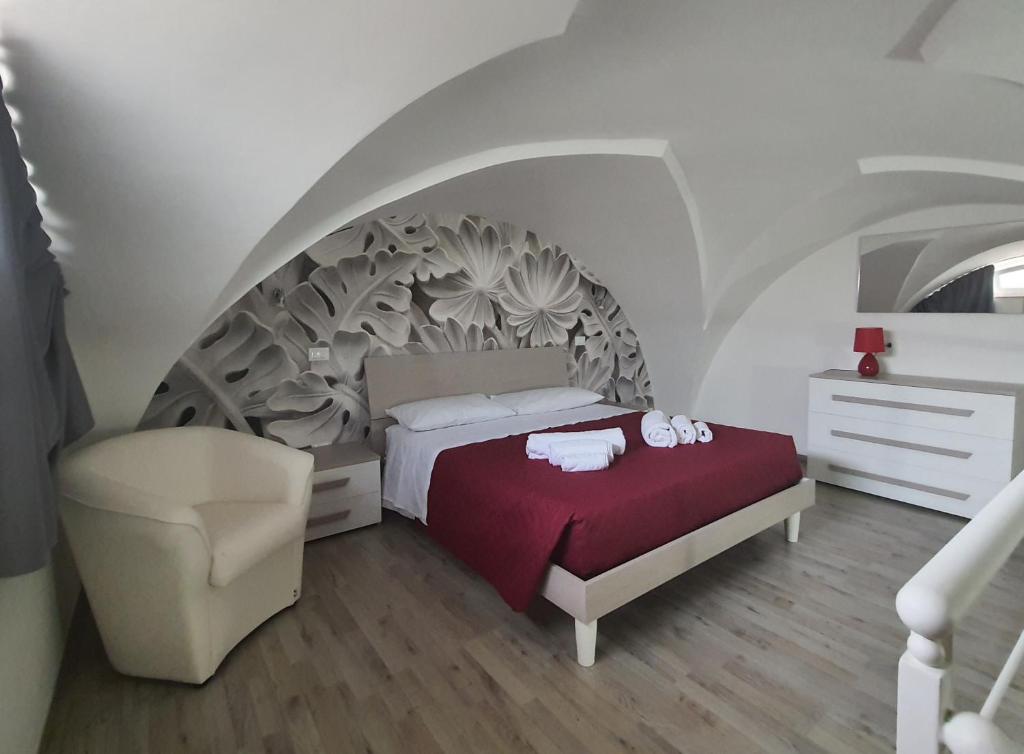 una camera con letto e sedia di Casa Le Site a Palmariggi