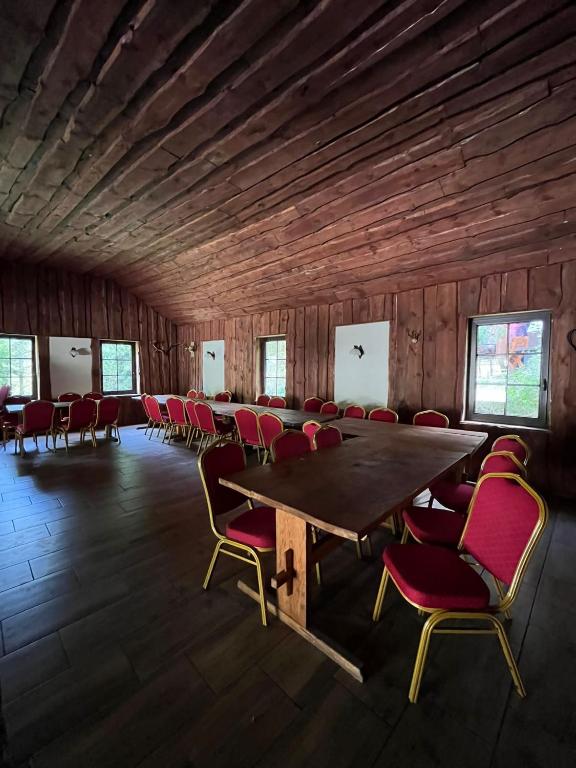 a conference room with a large wooden table and chairs at Chata Baryła in Sulęczyno