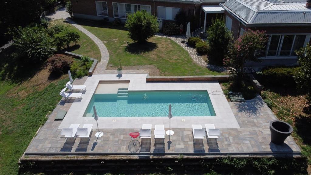una vista aérea de una piscina en un patio en Villa Silvia Olivetti en Banchette
