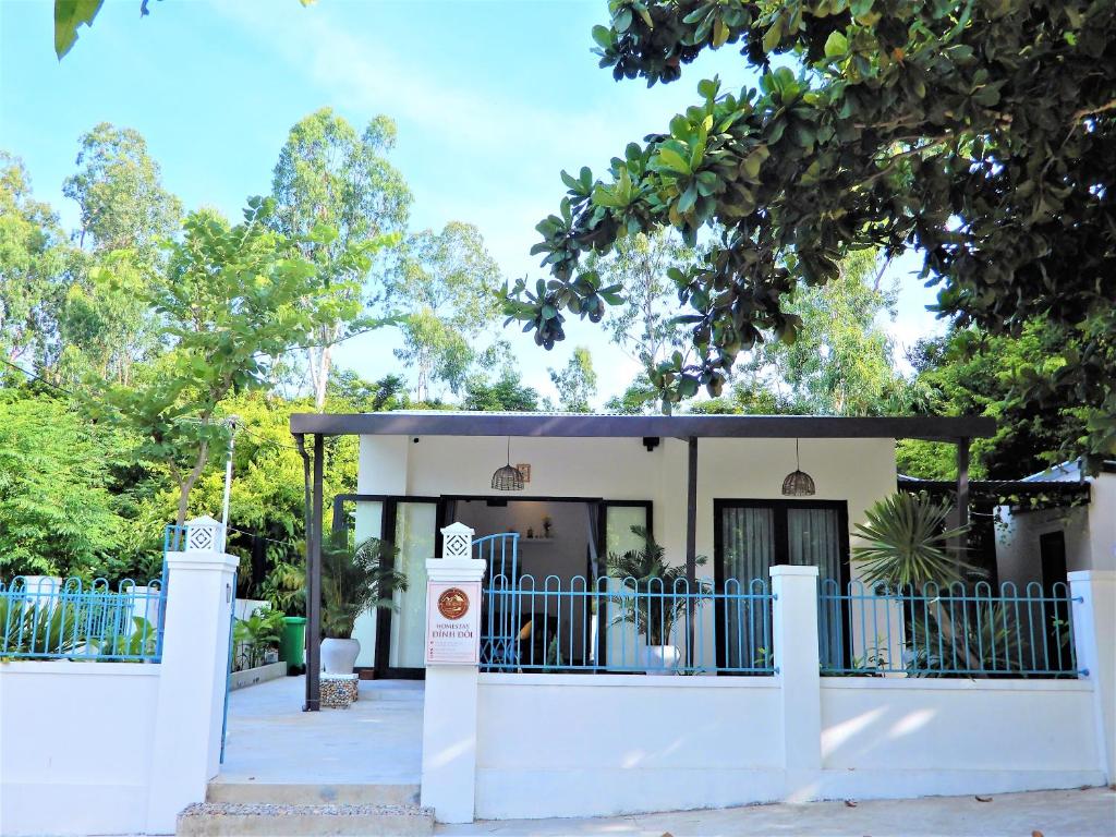 una cerca blanca frente a una casa en Crest House Beachside - Three-bedroom Private House on Cham Island Hoi An, en Tân Hiệp