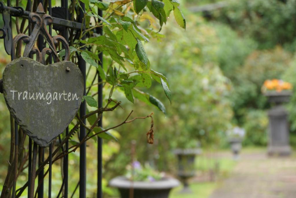 un corazón colgando de una valla en un parque en B&B DRESSINGS TRAUMGARTEN, en Kaiserslautern