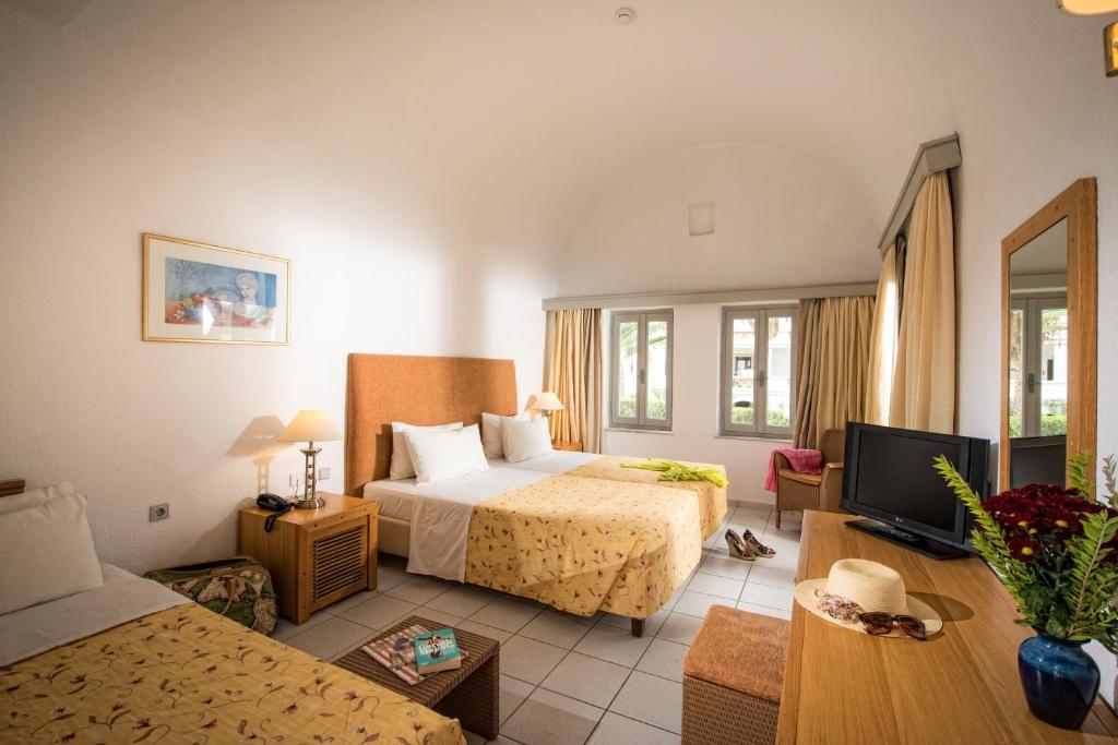 Postel nebo postele na pokoji v ubytování Annabelle Beach Resort