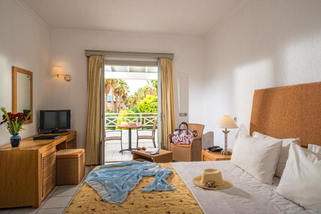 Postel nebo postele na pokoji v ubytování Annabelle Beach Resort