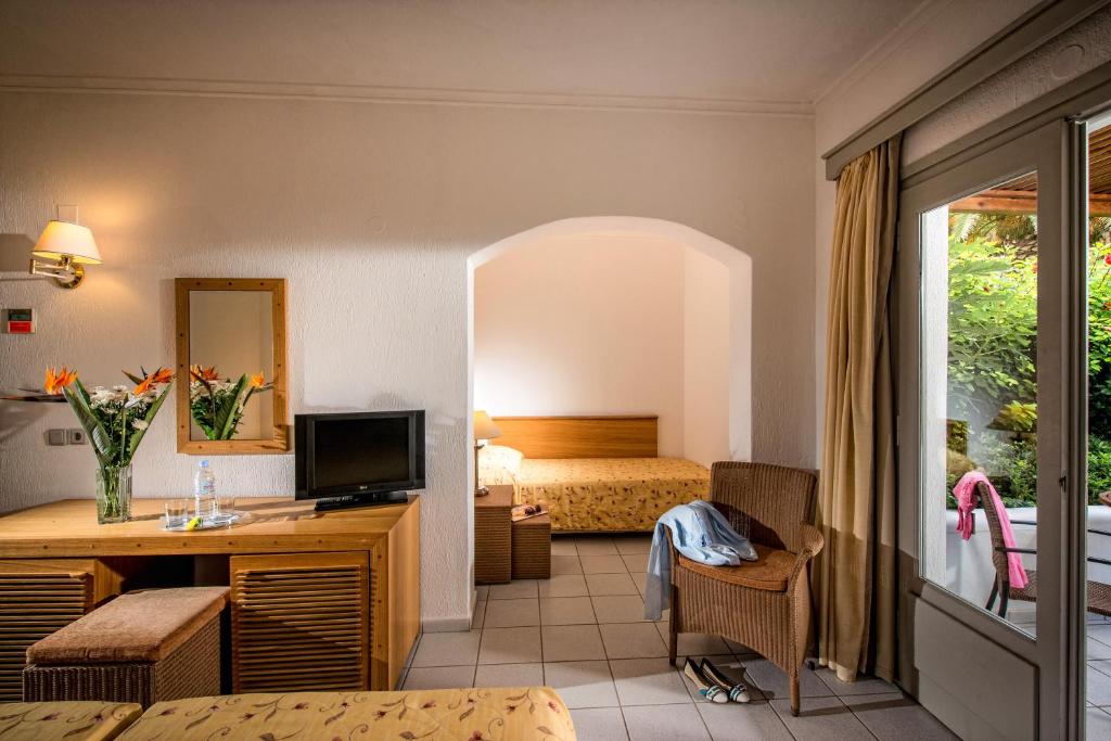 TV a/nebo společenská místnost v ubytování Annabelle Beach Resort