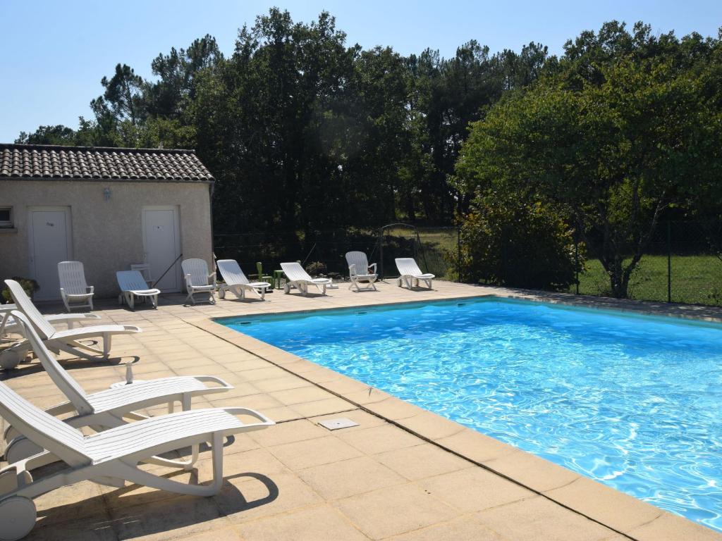 A piscina localizada em Comfortable Apartment in Lablach re with Terrace in Ard che ou nos arredores
