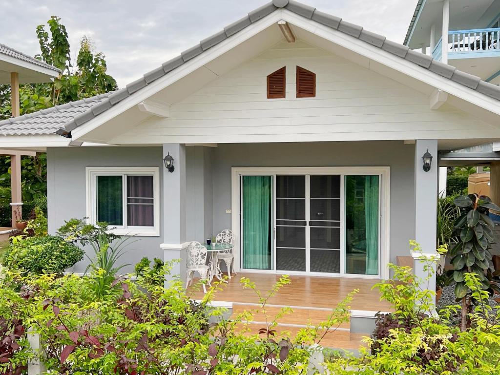 ein Haus mit einer Veranda und einer Terrasse in der Unterkunft New Home Gบ้านเดี่ยวสร้างใหม่ ใกล้ทะเล ตัวเมืองระยอง in Ban Chak Phai