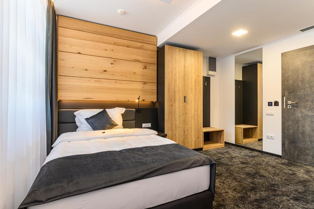Postel nebo postele na pokoji v ubytování B THE HOTEL