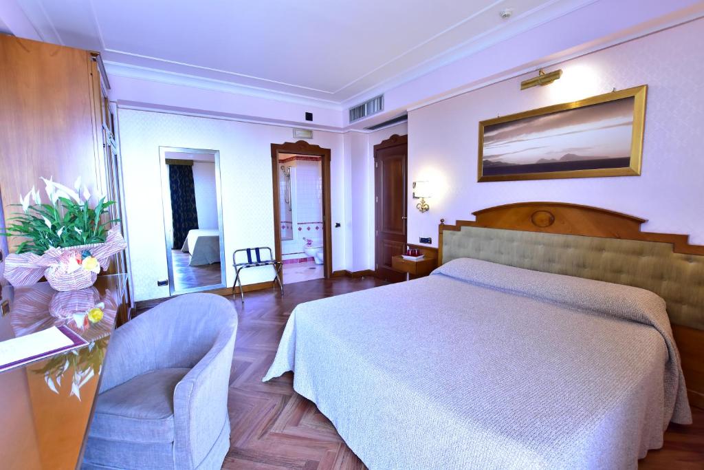 Postel nebo postele na pokoji v ubytování Palazzo Rosenthal Vesuview Hotel & Resort