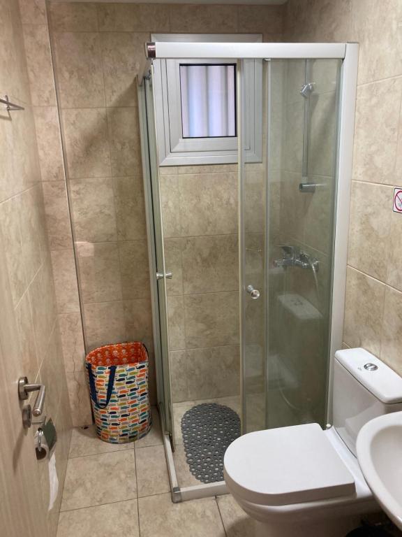 ein Bad mit einer Dusche, einem WC und einem Waschbecken in der Unterkunft Newly Refurbished Big Central Studio, less than 100m to the sea in Limassol