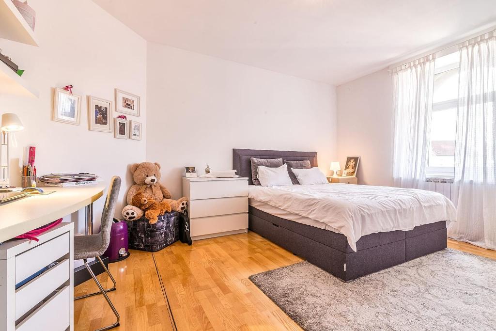 Posteľ alebo postele v izbe v ubytovaní Modern City-Centre Penthouse with Spectacular Views / 135sqm