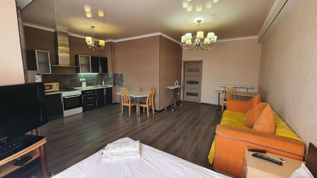 Orange apartment with panoramic view - Studio Apartment