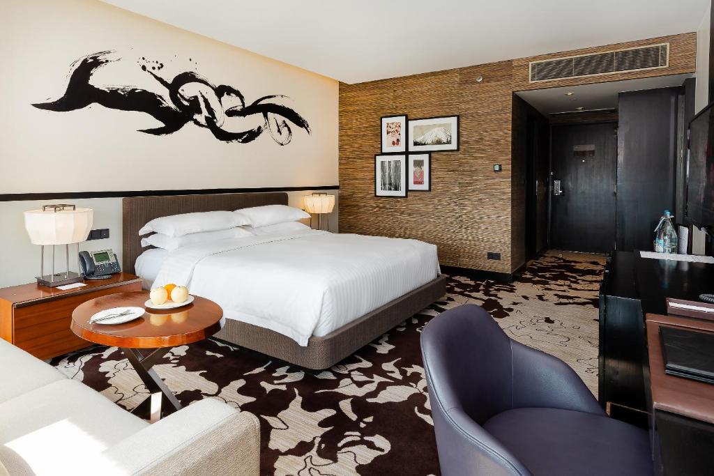 Postel nebo postele na pokoji v ubytování City of Dreams - Nobu Hotel Manila