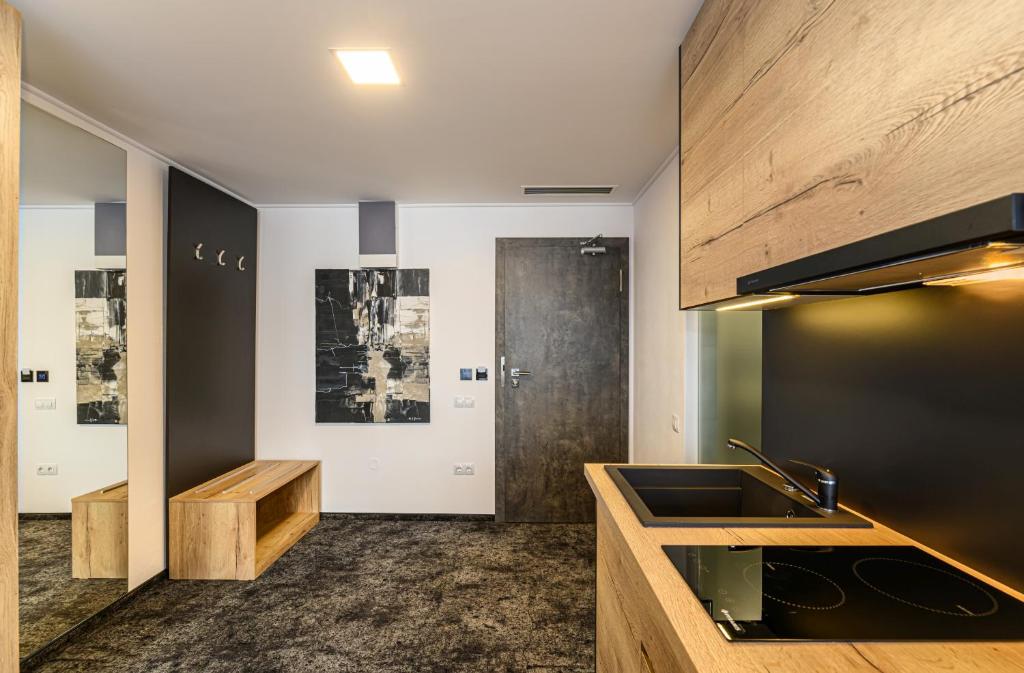 Kuchyň nebo kuchyňský kout v ubytování B THE HOTEL