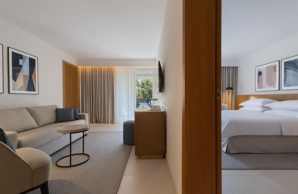 Postel nebo postele na pokoji v ubytování Bluesun Hotel Elaphusa
