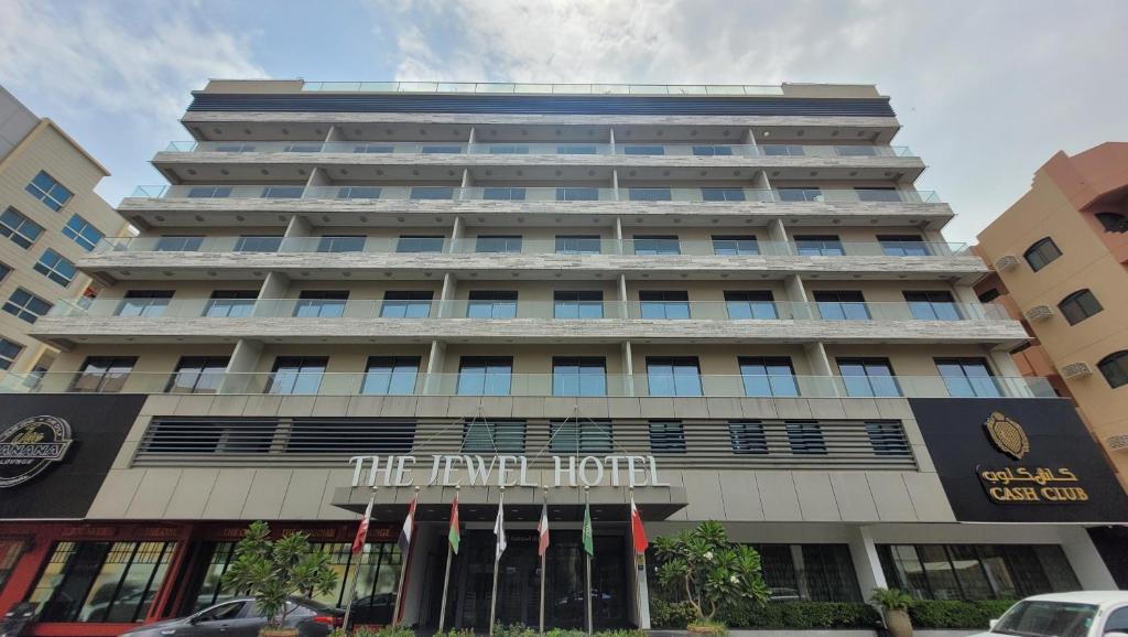 The Jewel Hotel في المنامة: مبنى كبير عليه لافته