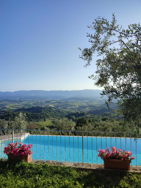 Bazén v ubytování Agriturismo Cafaggio Primo nebo v jeho okolí