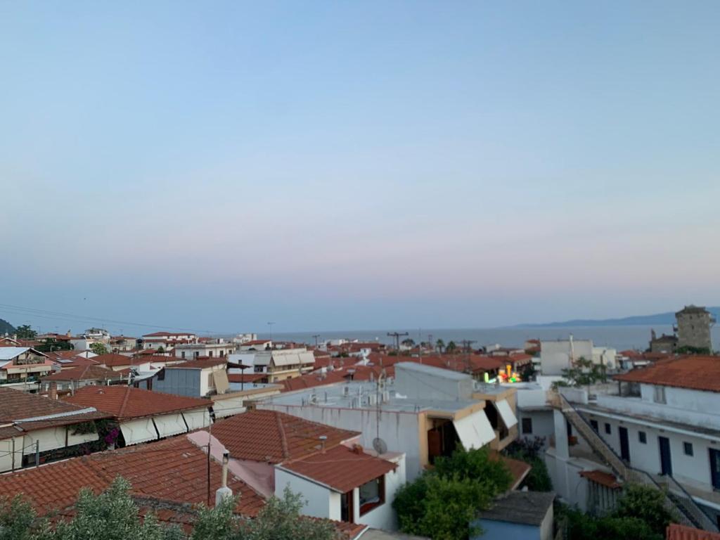 Nespecifikovaný výhled na destinaci Uranopoli nebo výhled na město při pohledu z apartmánu