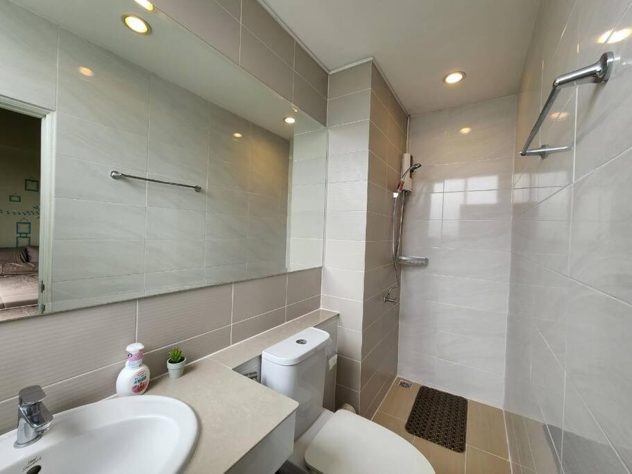 ein Bad mit einem WC, einem Waschbecken und einer Dusche in der Unterkunft Boxsoon Nimman 4 in Chiang Mai