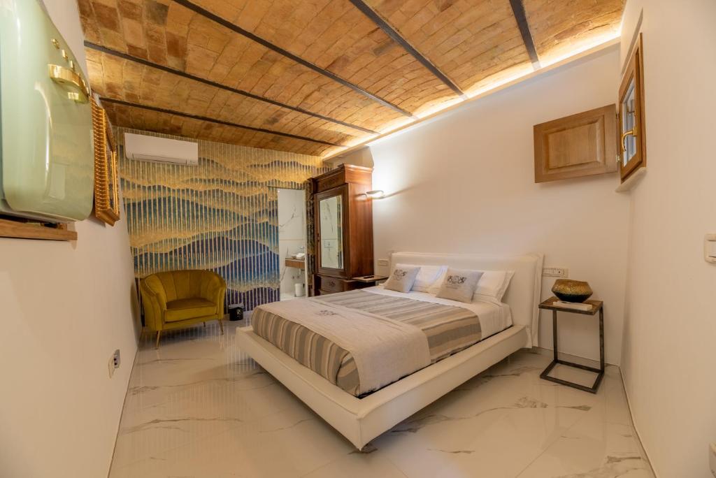 NotarescoにあるB&B Rocca del Civitilloのベッドルーム1室(大型ベッド1台付)
