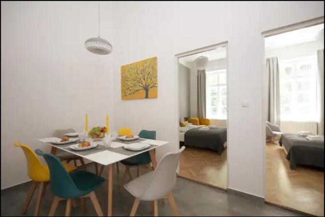Posedenie v ubytovaní 3bdr-2bath-3Ac design apt, central, secured parking, quiet