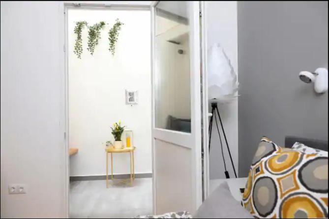 Posteľ alebo postele v izbe v ubytovaní 3bdr-2bath-3Ac design apt, central, secured parking, quiet