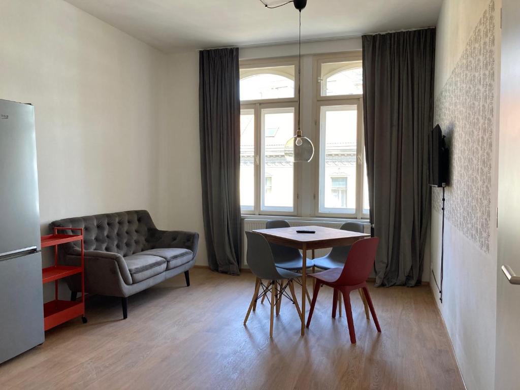 salon ze stołem i kanapą w obiekcie Žižkov tower suites w Pradze