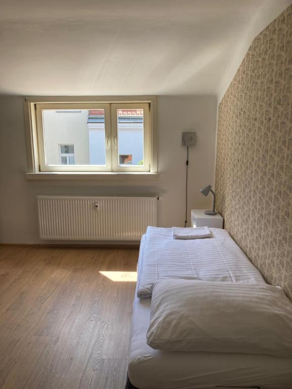 Łóżko lub łóżka w pokoju w obiekcie Žižkov tower suites