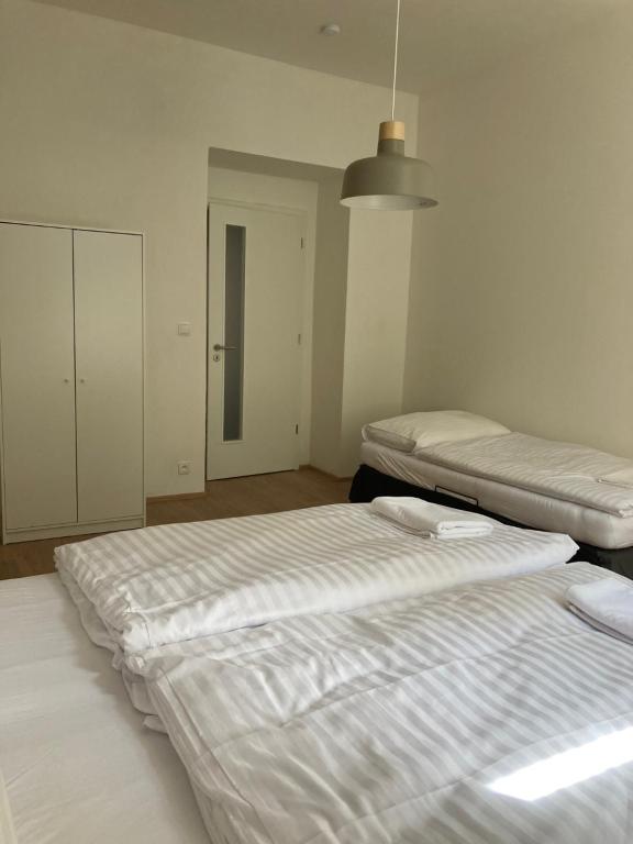 Łóżko lub łóżka w pokoju w obiekcie Žižkov tower suites
