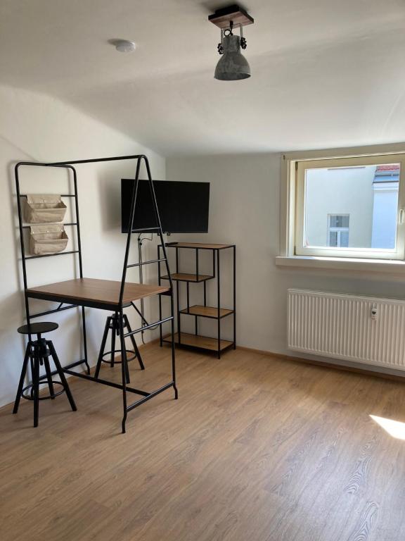 Telewizja i/lub zestaw kina domowego w obiekcie Žižkov tower suites