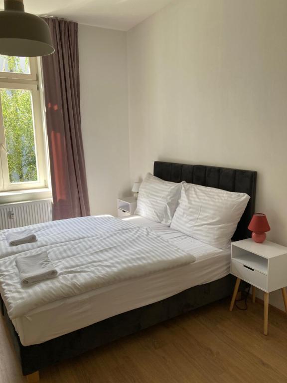Łóżko lub łóżka w pokoju w obiekcie Žižkov tower suites