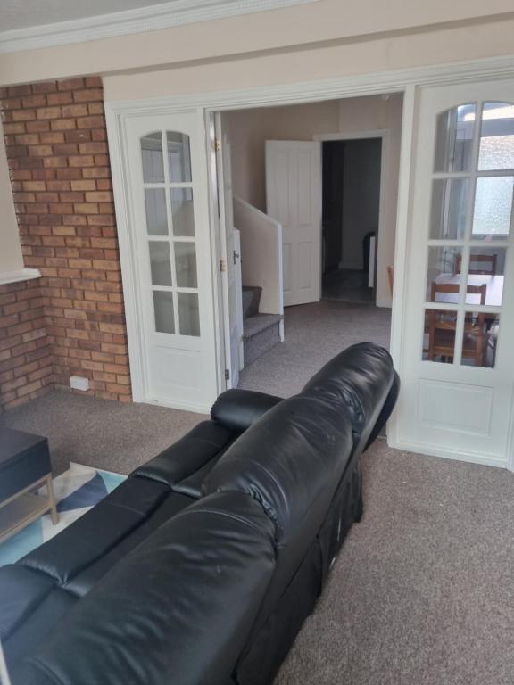 Cheerful 3bedroom house, Brettell Lane (updated prices 2024)