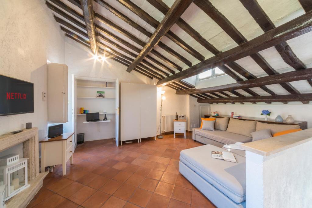 een grote woonkamer met een bank en een tv bij Cozy & Charme Apartment in Rome in Rome
