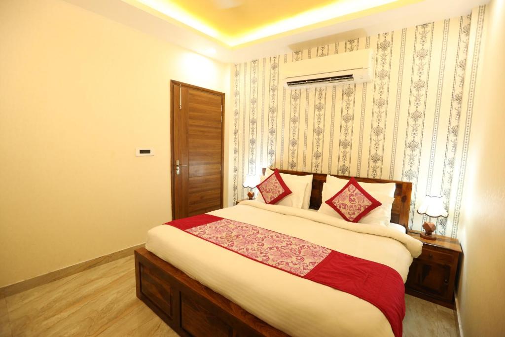 Hotel Lavit Couple Friendly near Faridabad Metro station tesisinde bir odada yatak veya yataklar