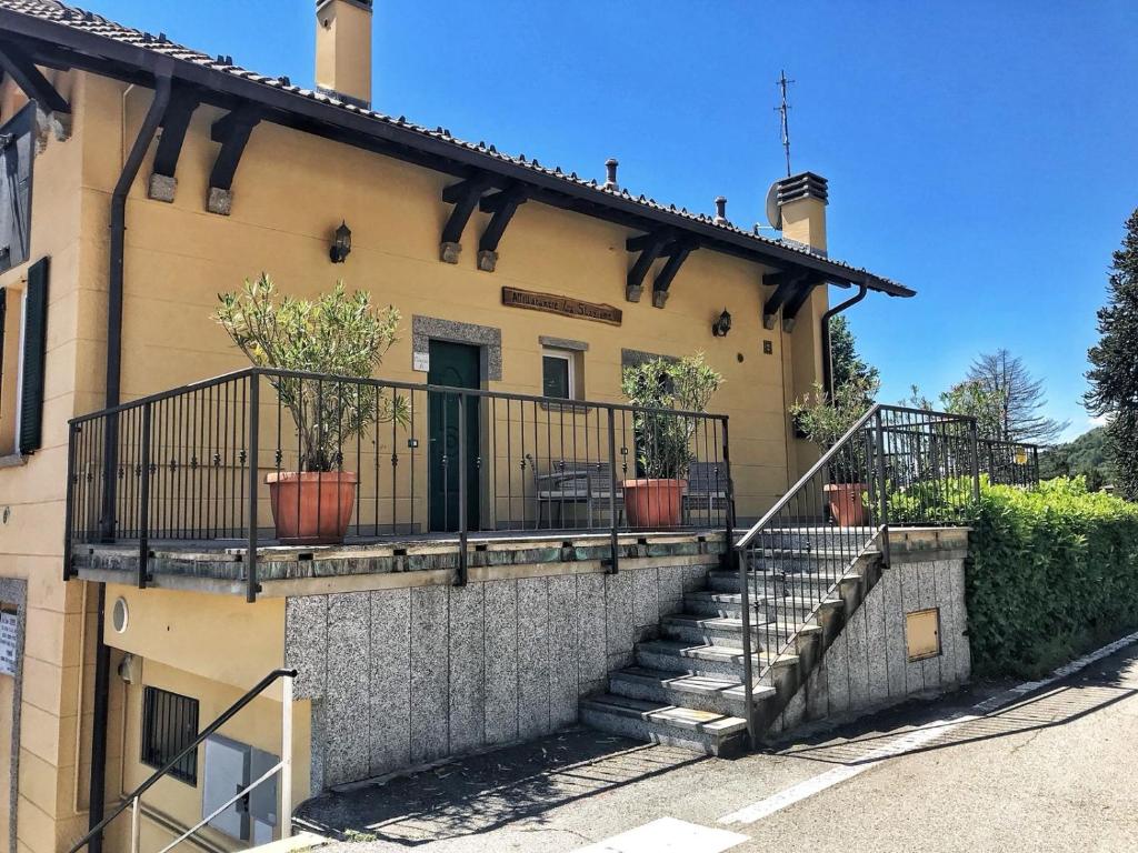 een huis met een balkon met potplanten erop bij La Stazione in Premeno