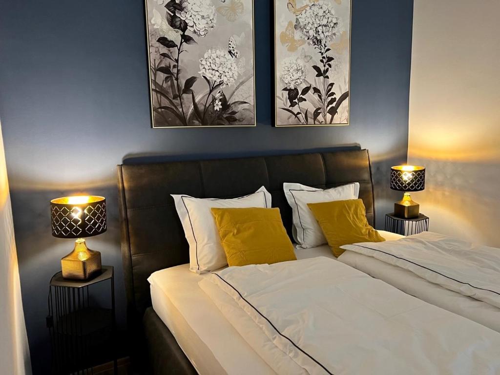 布拉格的住宿－PRAGUE’s HIDDEN PEARL，一间卧室配有两张床和两盏灯。