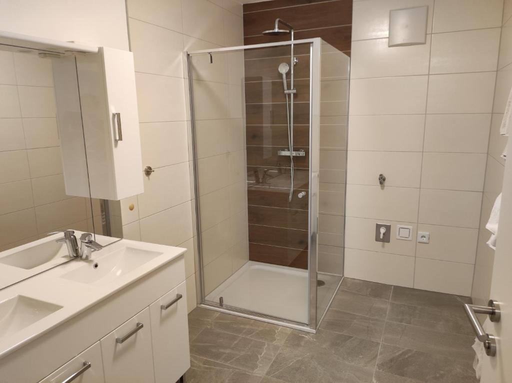 La salle de bains est pourvue d'une douche et d'un lavabo. dans l'établissement Sommerresidenz 9210, à Pörtschach am Wörthersee