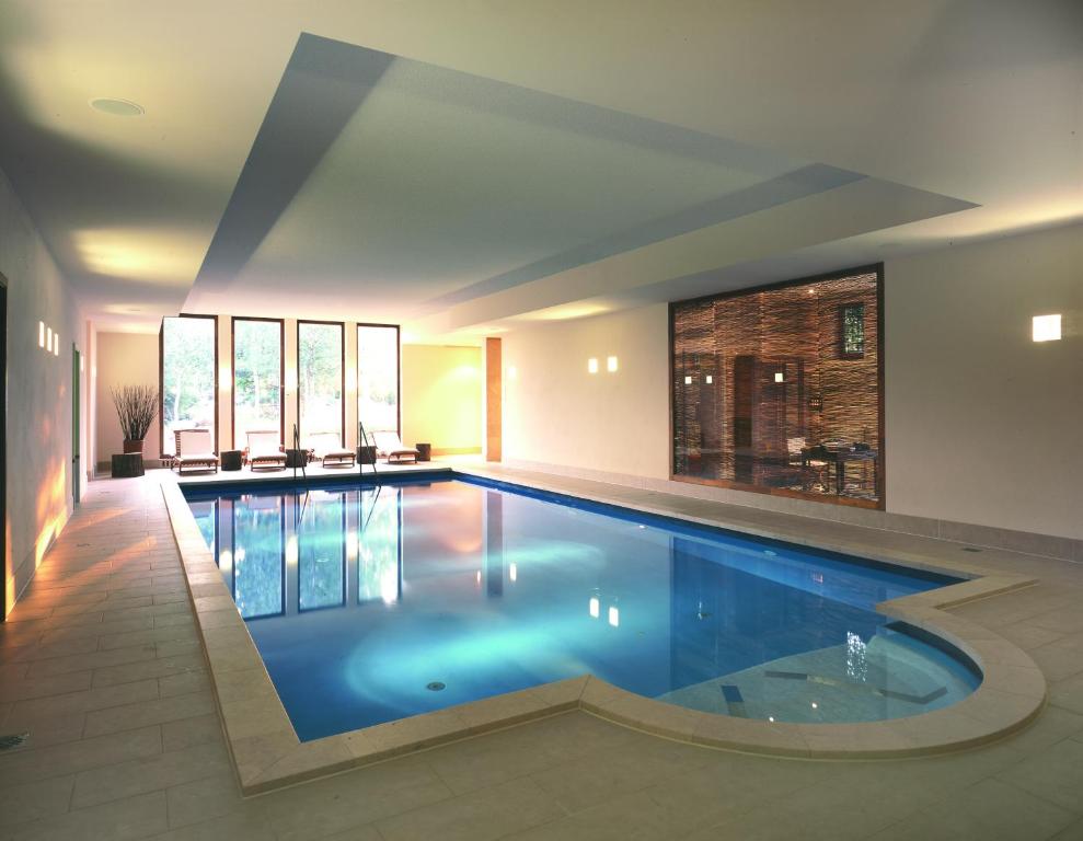 ein großer Pool in einem Haus in der Unterkunft Seehotel Am Neuklostersee in Neukloster