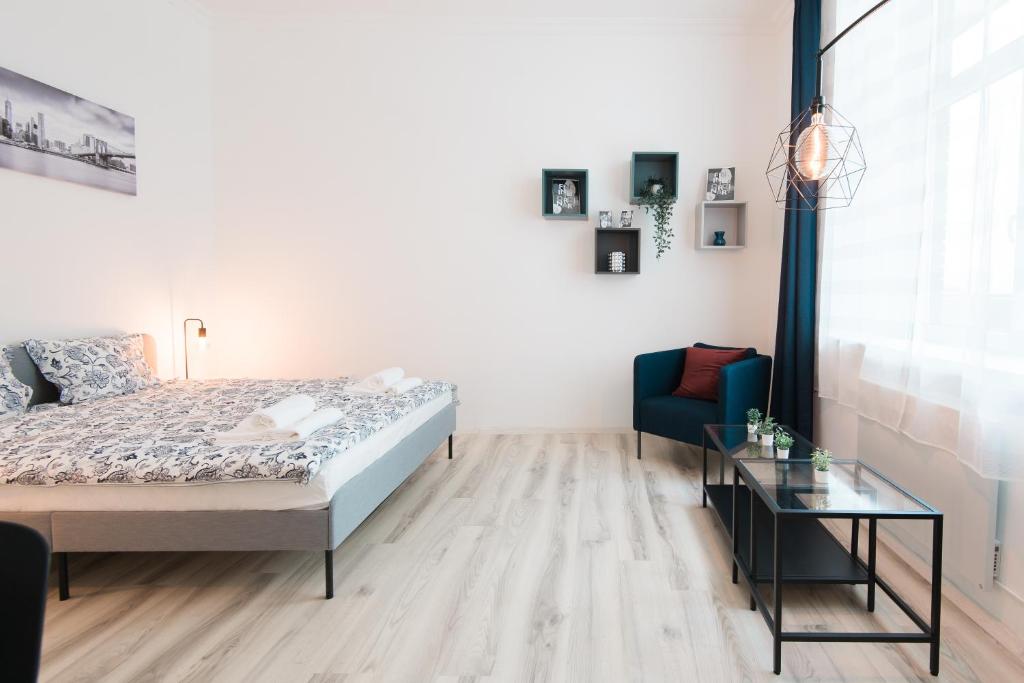 - une chambre avec un lit, un canapé et une table dans l'établissement BUDA-PEST APARTMENT, à Budapest