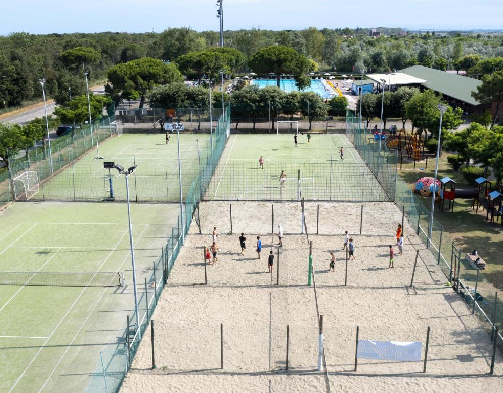 Tenis a/nebo squash v ubytování Residence Mare Pineta nebo okolí