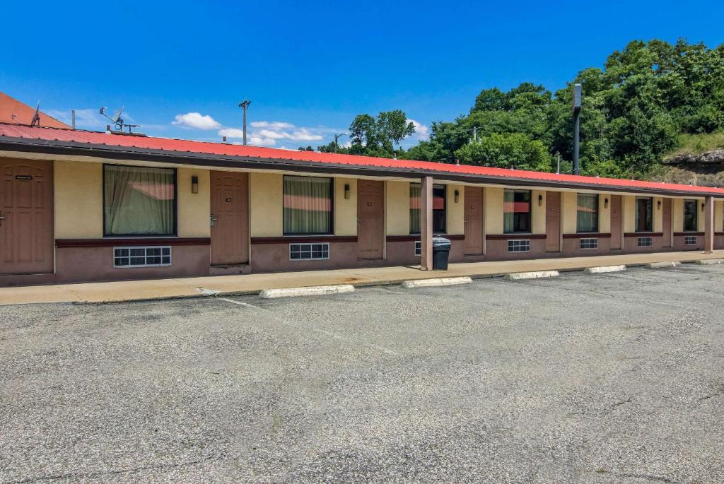 ein leerer Parkplatz vor einem Gebäude in der Unterkunft Econo Lodge Pittsburgh I-79 in Pittsburgh