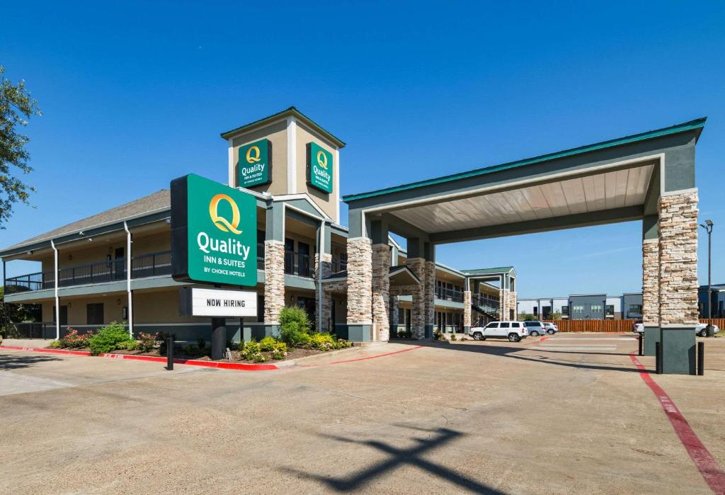 ein leerer Parkplatz vor einem Einkaufszentrum in der Unterkunft Quality Inn & Suites - Garland in Garland