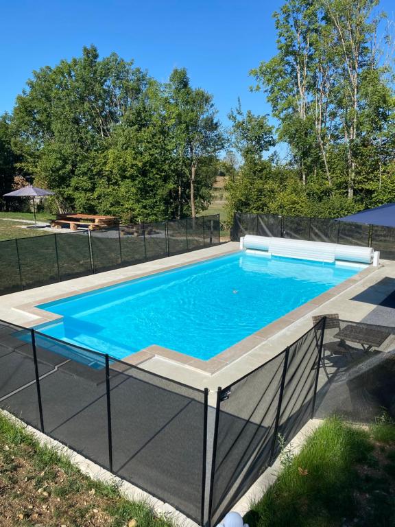 a large swimming pool with a deck and a swimming poolvisor at Loray des Bois in Loray