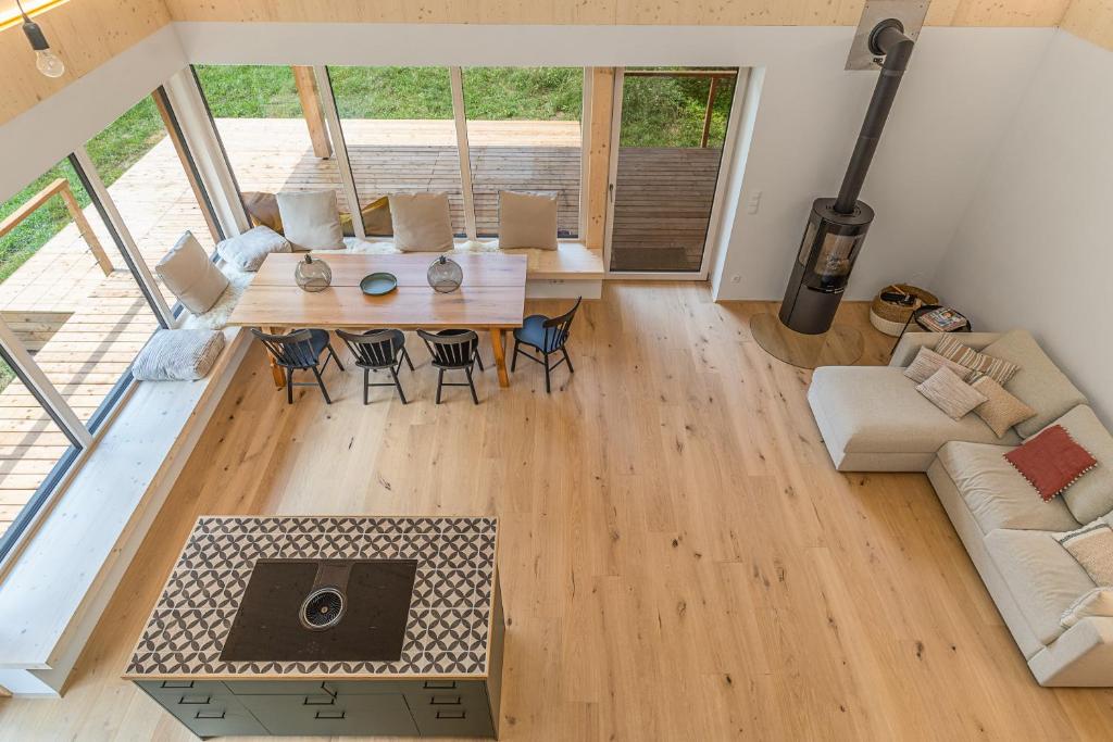 an overhead view of a living room with a table at NaturparkResort Lausernest in Wildalpen