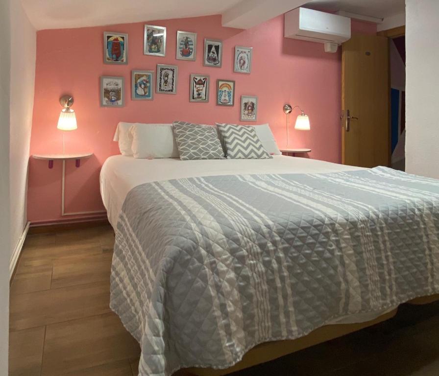 A bed or beds in a room at Pensión Úbeda