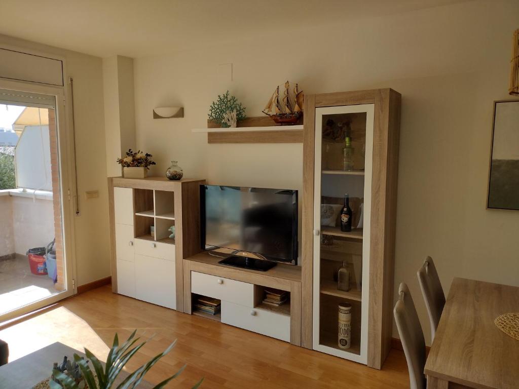 TV a/nebo společenská místnost v ubytování Encantador Apartamento familiar 4 px con Terraza, Parking y Wi-fi en Llançà