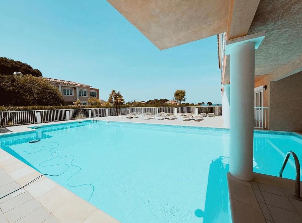 Bazén v ubytování Hôtel Thalassa nebo v jeho okolí