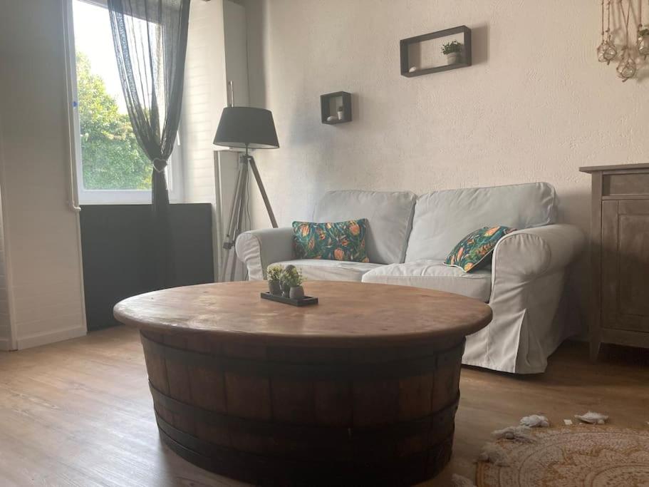 salon z kanapą i stolikiem kawowym w obiekcie La marinière w mieście Locquirec
