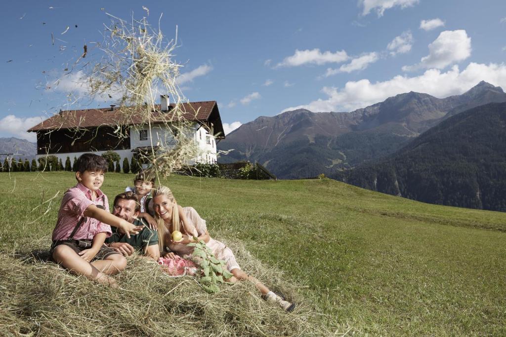 un grupo de niños sentados en una colina en Talackerhof, en Fiss