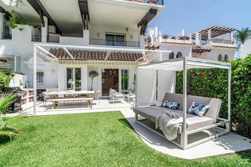 un patio con un columpio y una mesa en un patio en ADP- San Pedro Beach by Roomservices, en Marbella